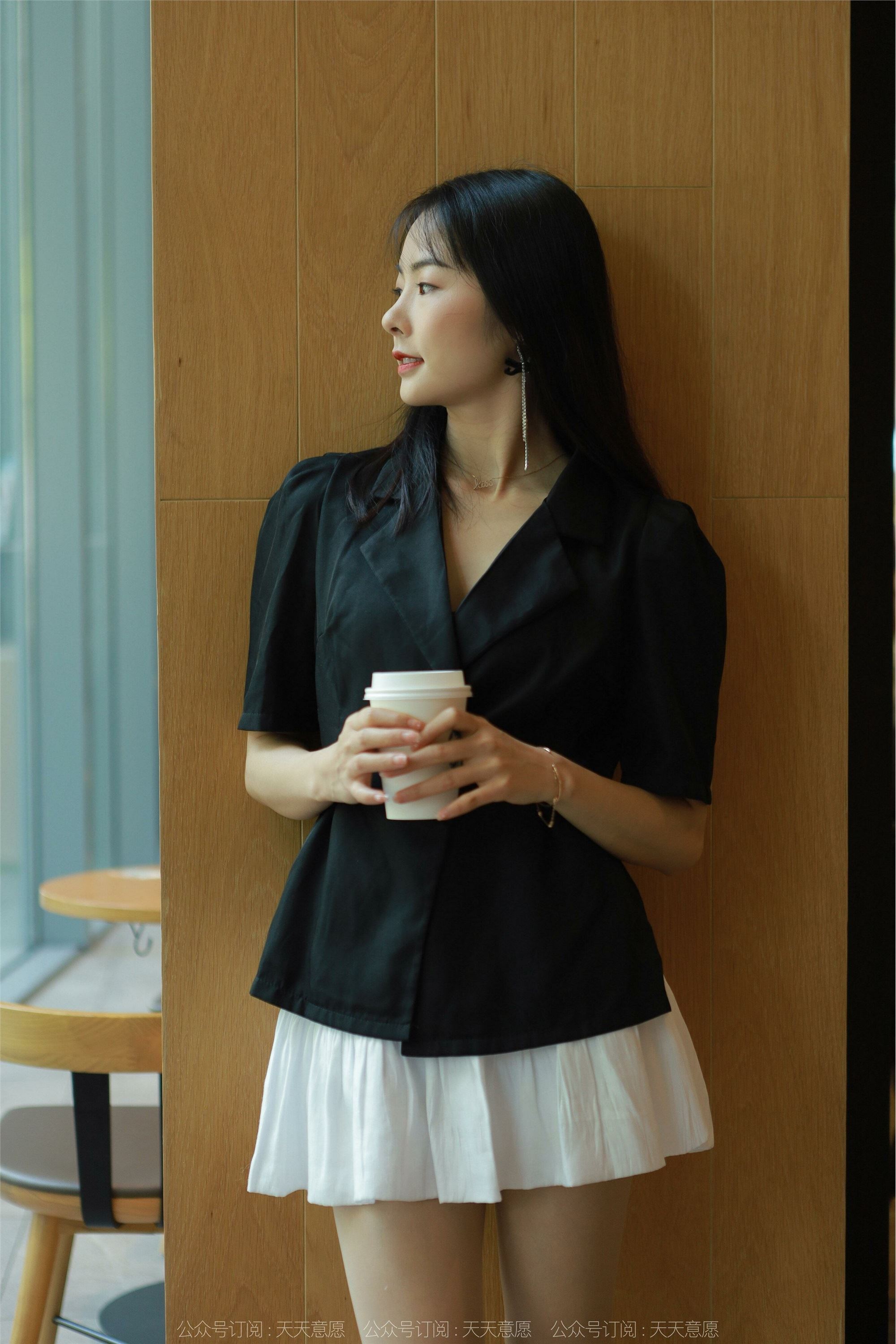 IESS异思趣向  2022.05.06 丝享家 1080：小金《简约黑色凉鞋》